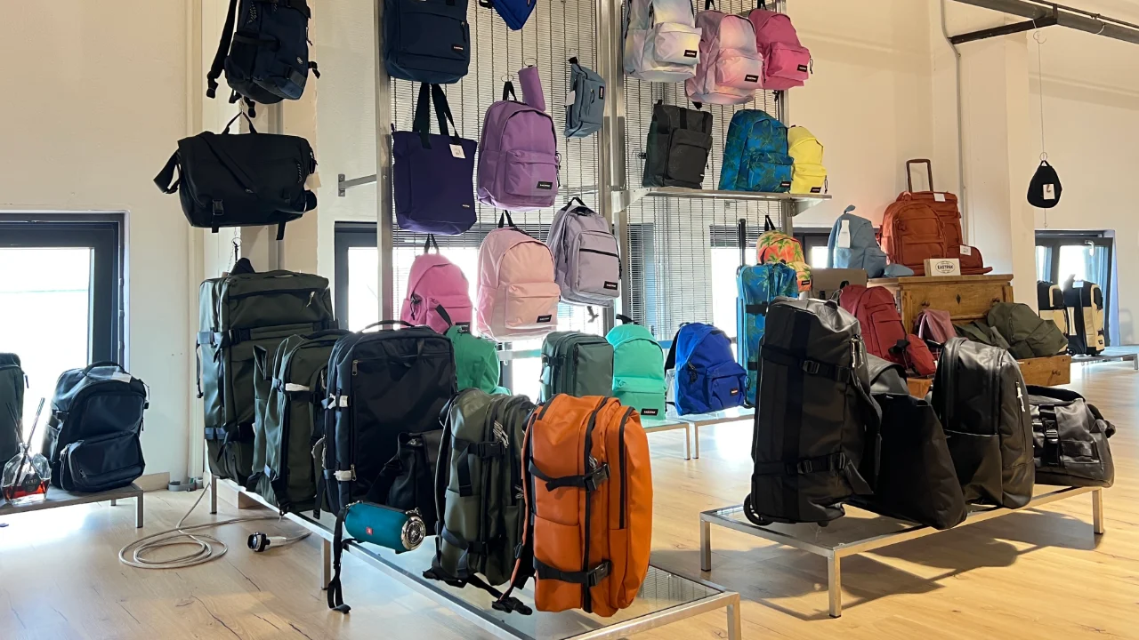 Parete con zaini e valigie eastpack