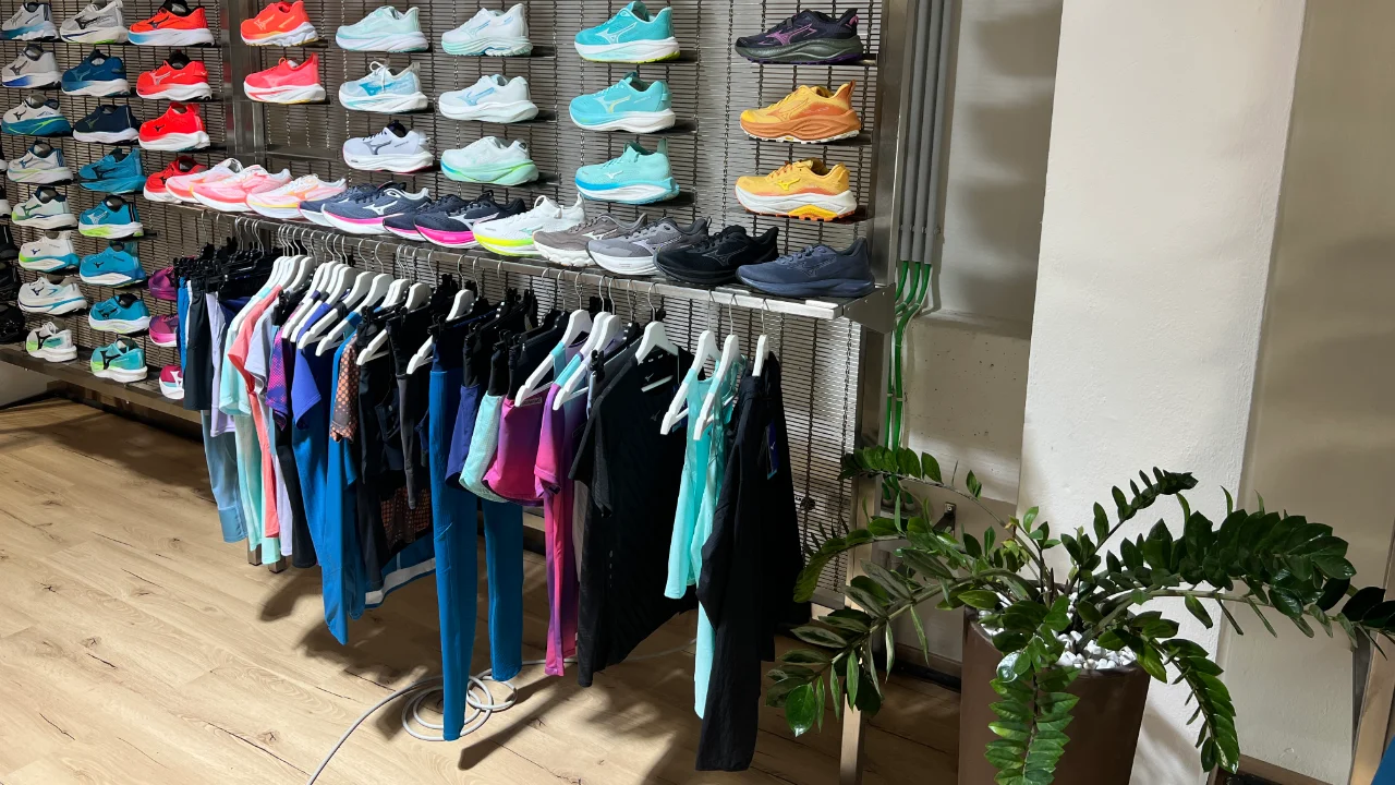 Parete con scarpe sportive