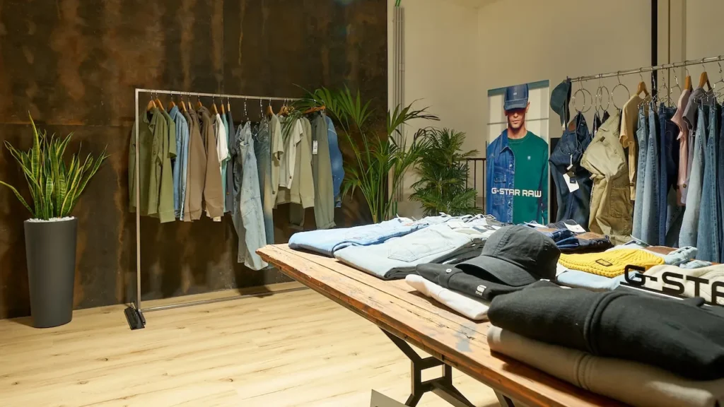 Angolo con abbigliamento appeso e su un tavolo